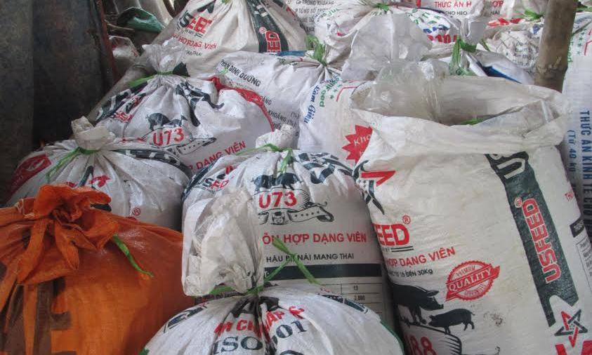 Các bao tải mỡ bẩn được đóng bao bì chuẩn bị đưa đi Hà Nội tiêu thụ.