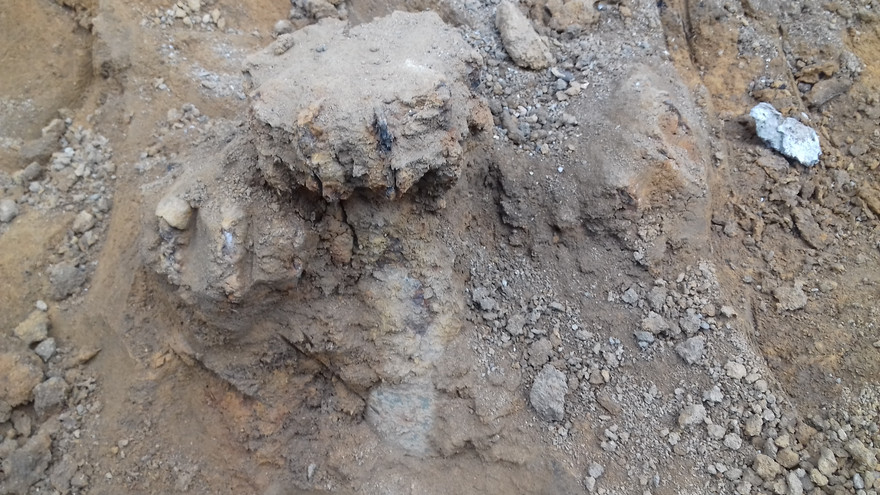 Nhiều quả đạn cối lộ ra khi đào móng nhà.