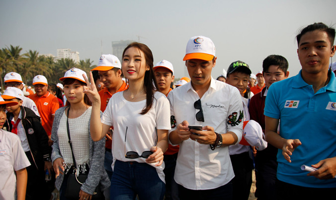 Hoa hậu Đỗ Mỹ Linh tham gia chương trình đi bộ.