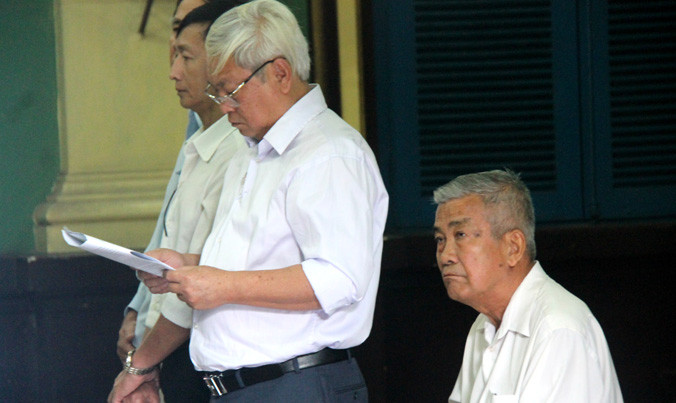 Bộ sậu lãnh đạo Cty Cofidec hầu tòa ngày 10/3. Ảnh: Tân Châu.