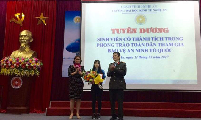 Hành động dũng cảm của hai nữ sinh làm nhiều người thán phục.