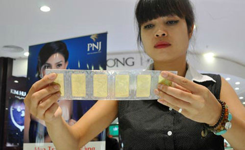 Giá vàng trong nước hiện thấp hơn khoảng 300.000 đồng so với đỉnh trong tuần.