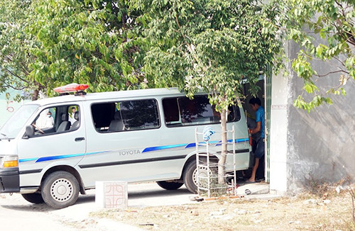 Cơ quan chức năng đưa thi thể hai vợ chồng ra khỏi nhà. Ảnh: Nguyệt Triều.