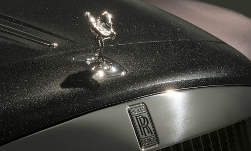 Xe Rolls-Royce sơn bằng bụi của 1.000 viên kim cương