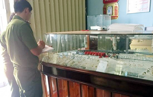 Tiệm vàng bị nhóm trộm đột nhập. Ảnh: Long Vương.