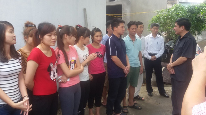 Ông Bùi Văn Cường tặng quà cho người lao động trong xóm trọ công nhân