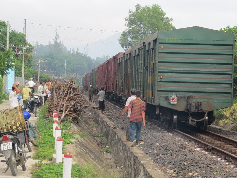 Tàu hàng HBN2 kéo theo 19 toa tàu lưu hành theo hướng Nam – Bắc bị đứng bánh.