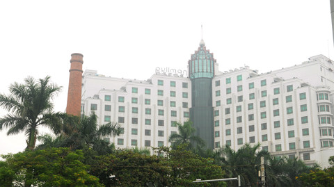 Ngắm “Cột chống trời” trước khách sạn 5 sao