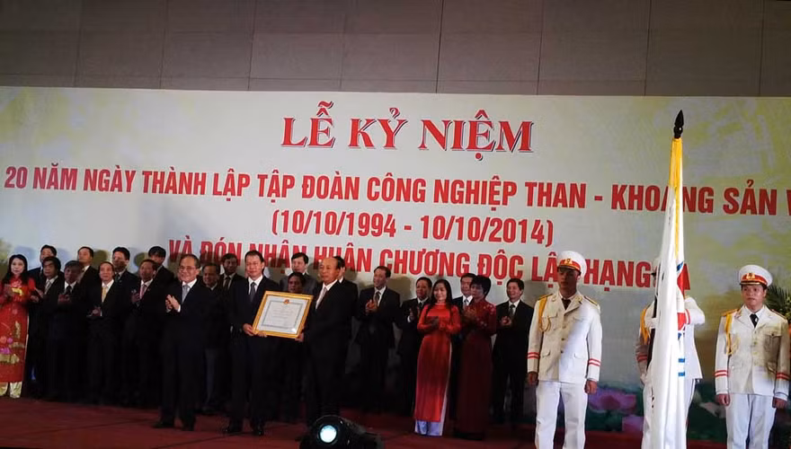 Chủ tịch Quốc hội Nguyễn Sinh Hùng trao tặng Huân chương Độc lập hạng Ba cho Vinacomin.