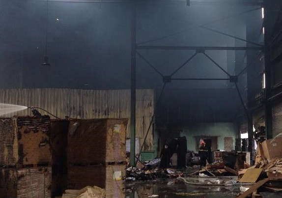 Cận cảnh tan hoang bên trong xưởng gỗ bị lửa thiêu rụi.