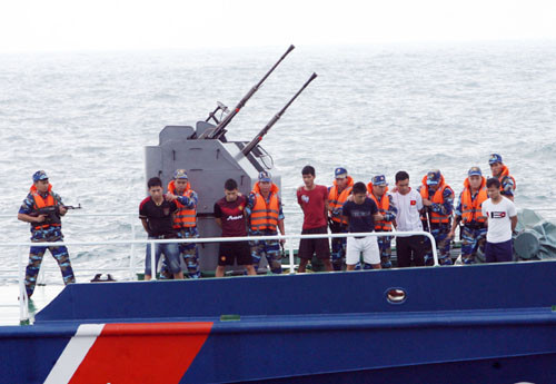 [ẢNH] Cảnh sát biển đột kích tàu cướp, khống chế đối tượng