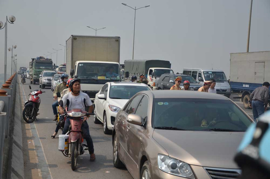 [VIDEO] Tai nạn chết người, cầu Thanh Trì tắc nghẽn kinh hoàng