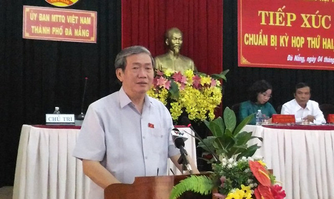 Ông Đinh Thế Huynh tiếp xúc với cử tri Đà Nẵng.