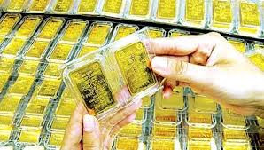 Vàng tăng nhẹ, dầu thô giảm sâu