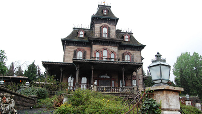 Ngôi nhà Ma ám là điểm vui chơi nổi tiếng trong công viên Disneyland. Ảnh: popsugar.