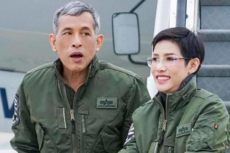 Bà Sineenat Wongvajirapakdi bên cạnh Nhà vua trước khi bị phế truất. (Ảnh: Hoàng gia Thái Lan)