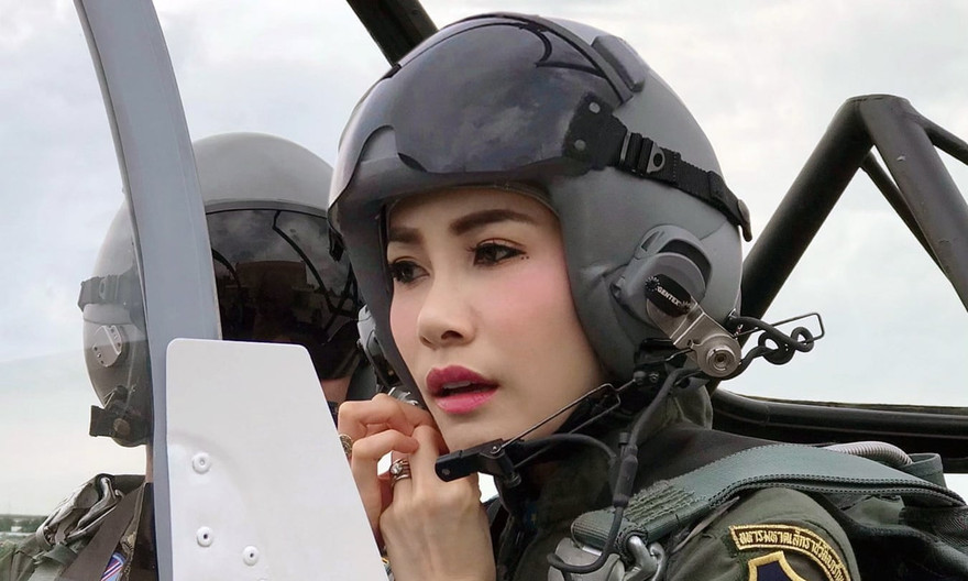 Hình ảnh bà Sineenat Wongvajirapakdi trong quân phục