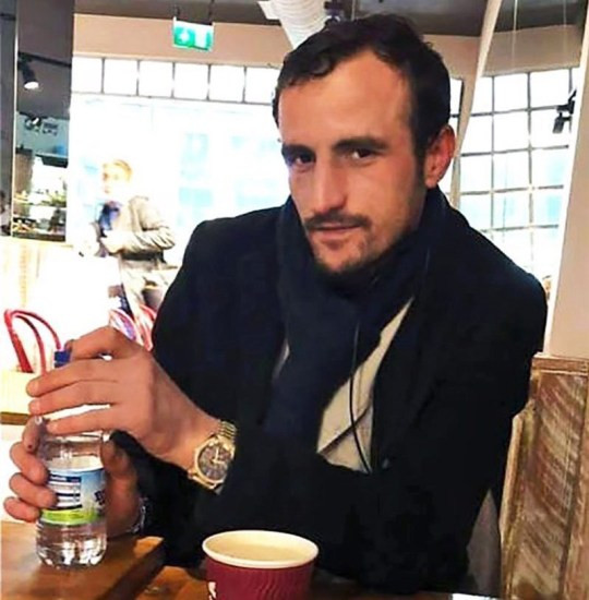 Tài xế người Albania dùng Facebook quảng cáo dịch vụ vận chuyển người trái phép. (Ảnh: FB)