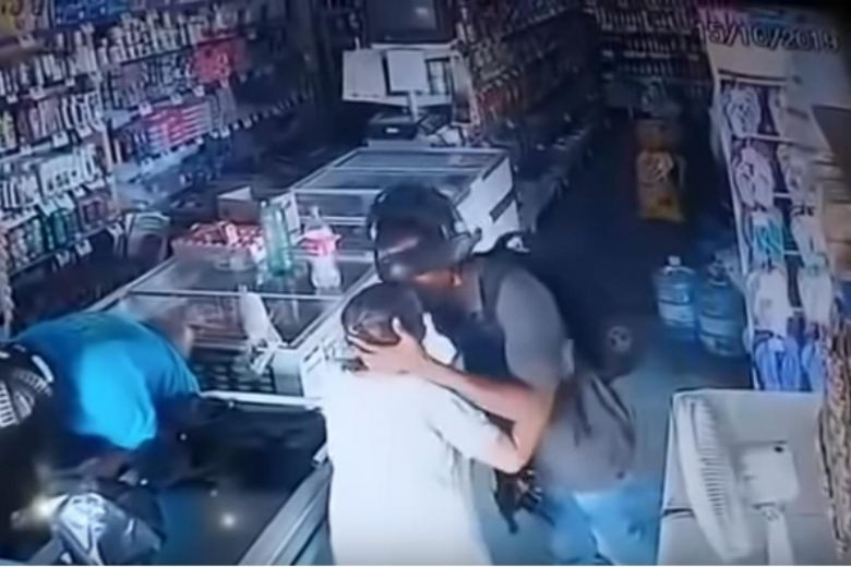 Hình ảnh kẻ cướp hôn lên trán bà lão được camera an ninh ghi lại