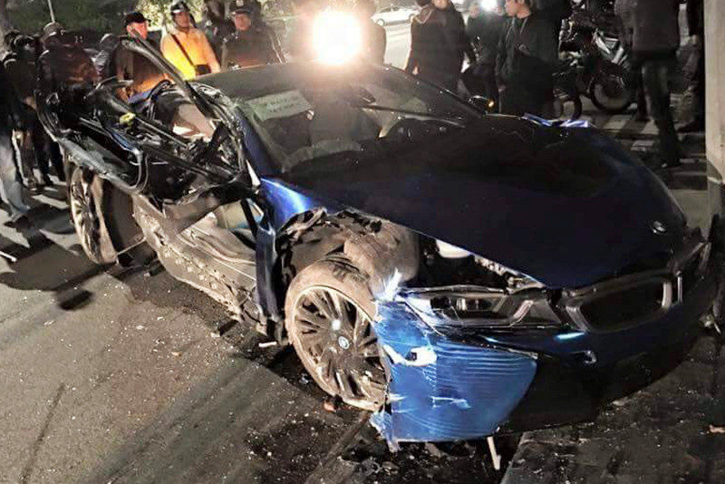 Chiếc xe bị hư hỏng nặng. Ảnh: Kent Hà.