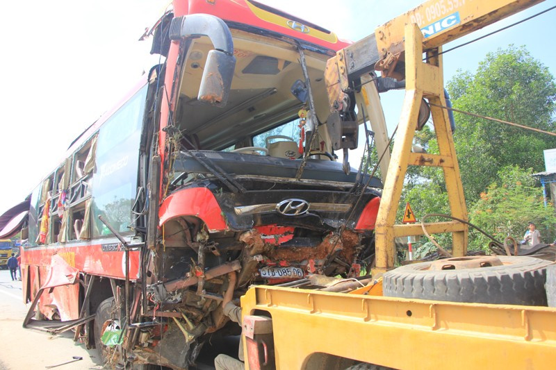 Chiếc xe khách bị nạn được cẩu đi.