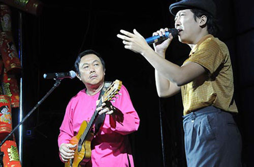 Trường Giang (phải) chạy show miệt mài ngày Tết.