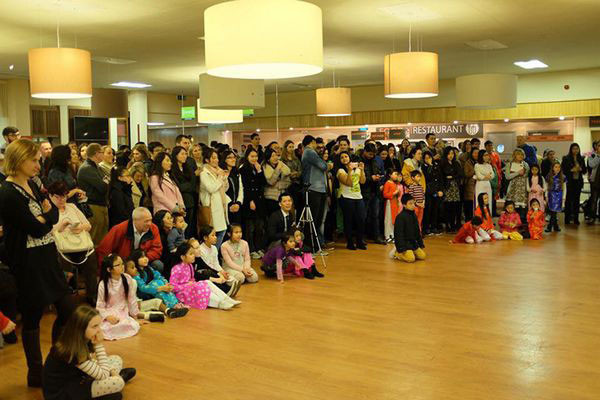 “Đêm văn hóa Tết Việt 2016” được Hội sinh viên Việt Nam tại Dublin, thủ đô của Ireland, tổ chức ngày 7/2 (tức 29 Tết). Các du học sinh và bạn bè quốc tế đến chật cứng khán phòng tại Trường Kinh doanh Smurfit, thuộc Đại học Dublin - nơi được Hội sinh viên 