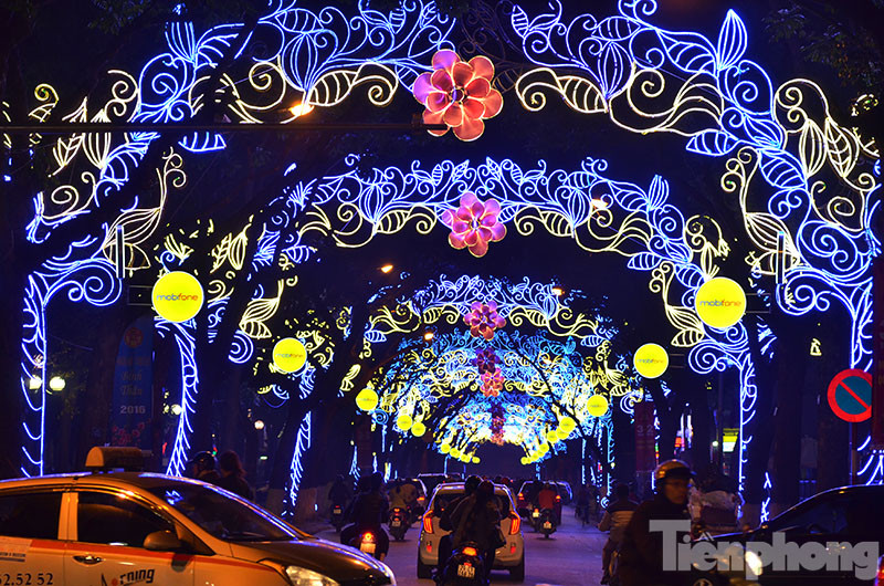 Những ngày cuối năm, trên các tuyến phố Thủ đô như khoác lên mình màu áo mới bằng hàng vạn bóng đèn màu lung linh.