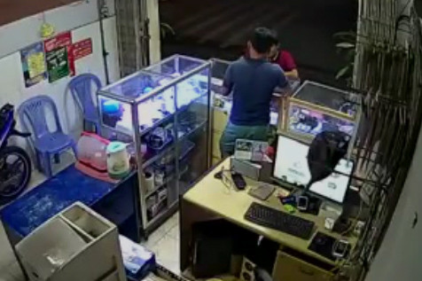 10 video ‘hot’: Vờ hỏi mua điện thoại rồi cướp