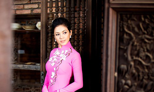 Việt Trinh diện áo dài hoa đón năm mới