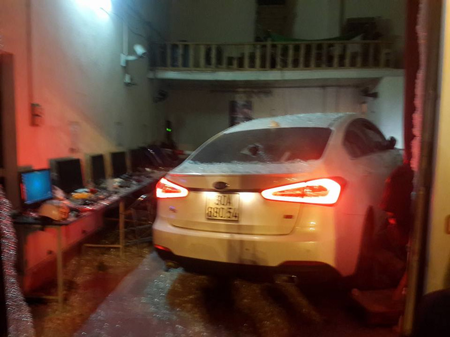 Chiếc xe ô tô nằm gọn trong quán.