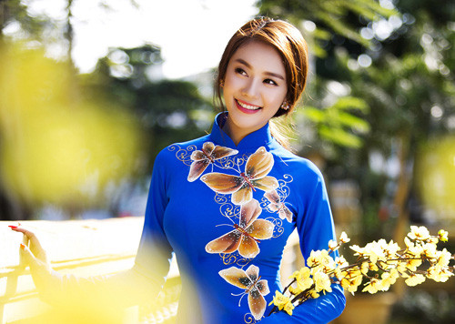 Ngọc Trinh, Linh Chi dịu dàng trong áo dài xuân