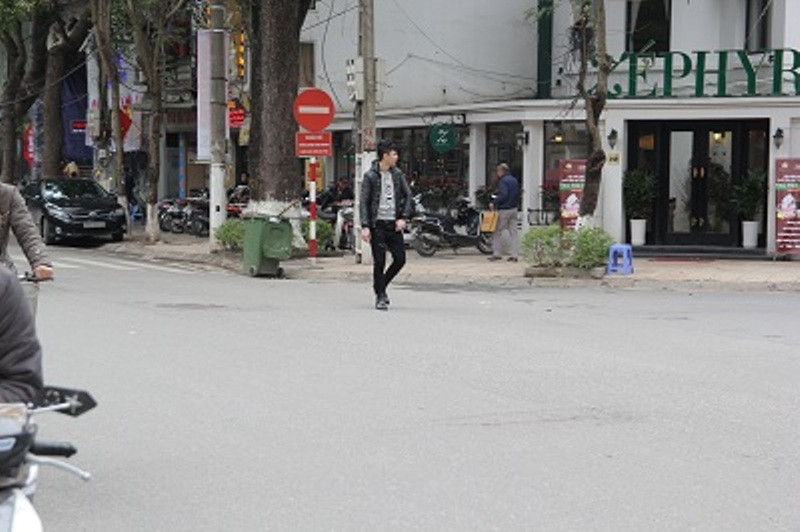 Dẫu vậy, các trường hợp đi ngược chiều, xâm lấn lòng đường, gây ùn tắc giao thông liên tục xảy ra.