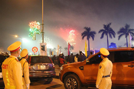 Lực lượng công an Nghệ An đảm bảo an ninh trật tự tại Tp Vinh trong đêm giao thừa (ảnh Trọng Đại).