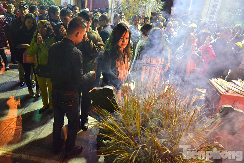 Theo quan niệm của nhiều người, mùng 1 Tết Nguyên đán đến các chùa, đền, phủ để cầu một năm mới bình an, thịnh vượng cho cả nhà trong năm. 