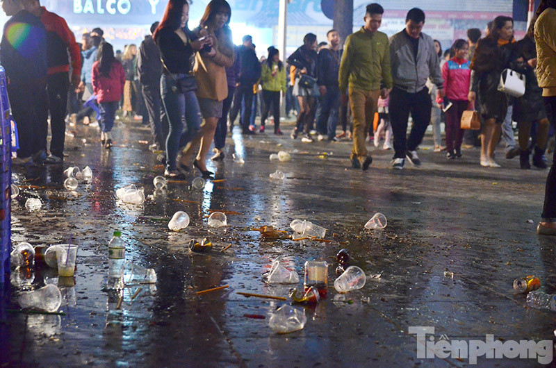 Sau màn bắn pháo hoa đêm Giao thừa chào đón năm mới. Tại hồ Gươm tràn ngập giấy báo, vỏ cốc nhựa, vỏ kem,...