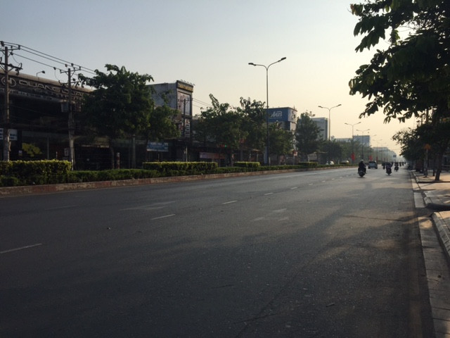 Đường Cộng Hòa vốn kẹt cứng vào mỗi sáng, sáng này chỉ lác đác vài xe qua lại