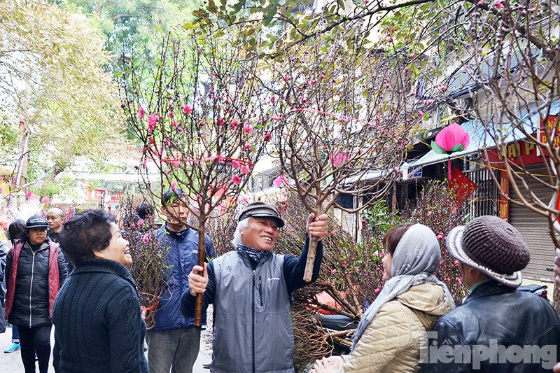 Sáng nay 6/2 (28 Tết) không khí xuân tràn ngập khắp phố phường Hà Nội. Nhiều người dân tranh thủ đi mua sắm, chuẩn bị đón năm mới sắp sang.