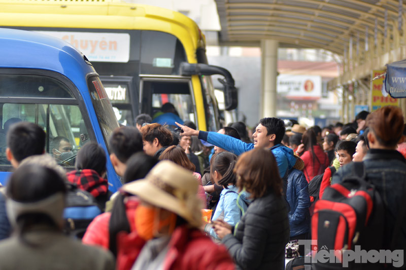 Theo ghi nhận của phóng viên, sáng 3/2 (25 tháng Chạp) tại các bến xe lớn của Thủ đô như Mỹ Đình, Giáp Bát, Nước Ngầm,... hàng nghìn người bắt đầu rời Thủ đô về quê, đi du lịch dịp Tết.