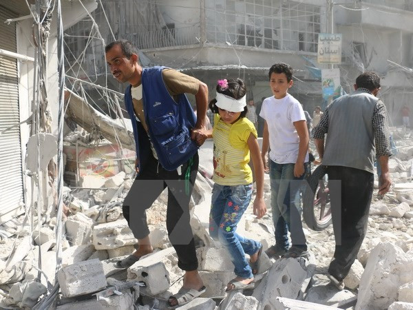 Cảnh đổ nát sau một cuộc không kích tại khu vực Fardous, thành phố Aleppo, Syria ngày 12/10. (Nguồn: AFP/TTXVN)