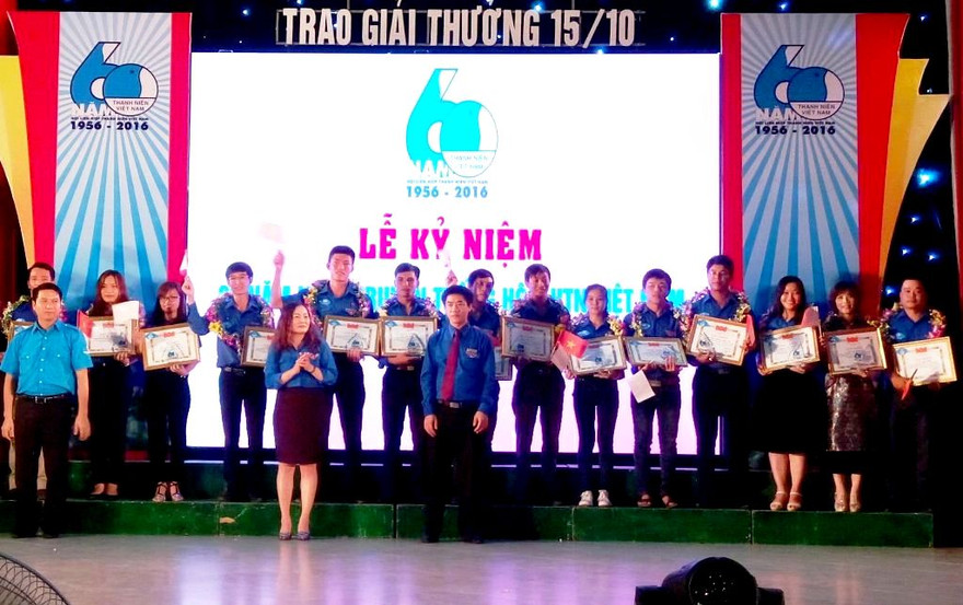 Bí thư T.Ư Đoàn Nguyễn Ngọc Lương cùng Trưởng ban Tổ chức Tỉnh ủy và Bí thư Tỉnh Đoàn TT-Huế biểu dương, trao giải thưởng “15 Tháng 10” cho 15 gương mặt tiêu biểu.