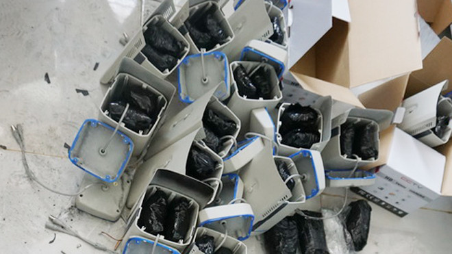 Tang vật ma túy đá giấu trong các kiện hàng bị lực lượng chức năng phát hiện, thu giữ