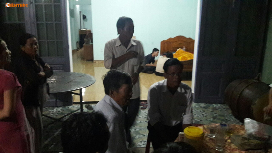 Gia đình tổ chức hậu sự cho cặp vợ chồng. Ảnh: Kiến thức