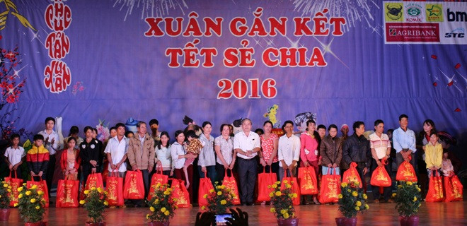 Trao quà cho người nghèo