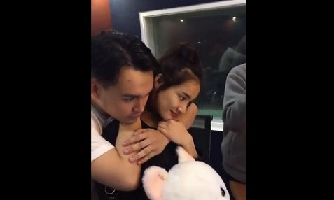 Nhã Phương và nhạc sĩ Trung Quân dành cho nhau những cử chỉ âu yếm. Ảnh cắt từ clip.