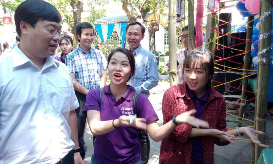 Anh Lê Quốc Phong tham quan gian hàng, khu cắm trại và trò chuyện cùng sinh viên Đại học Khoa học Huế. 