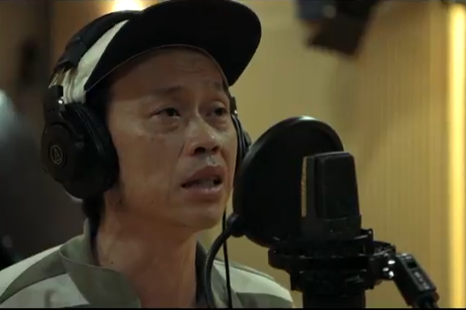 Hình ảnh Hoài Linh trong phòng thu.