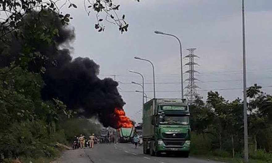 Chiếc xe đầu kéo cháy ngùn ngụt trên đường.