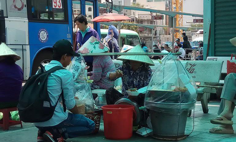 Những người bán hàng rong trong khu vực bến xe buýt Bến Thành.