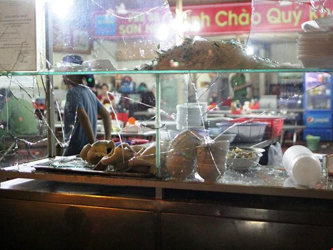 Hiện trường quán cháo gà trên đường Phan Xích Long bị nhóm giang hồ đập phá.